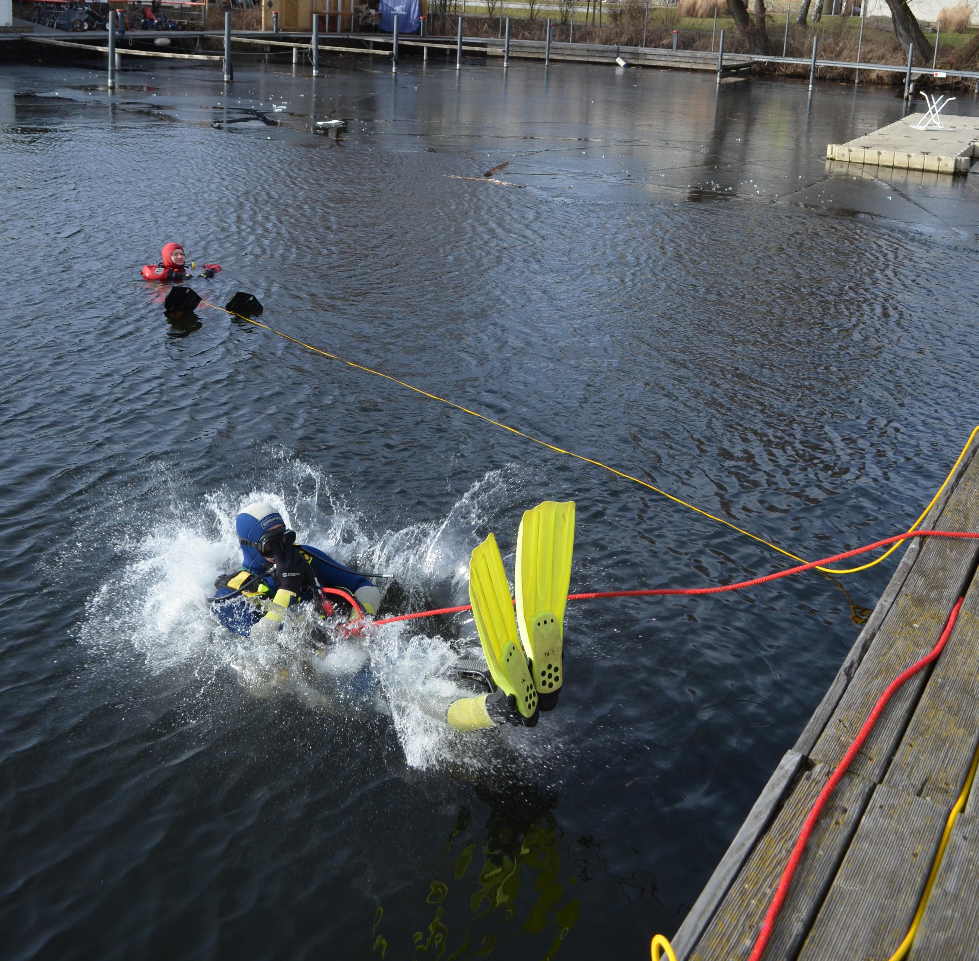 Ein Rettungstaucher springt ins Wasser